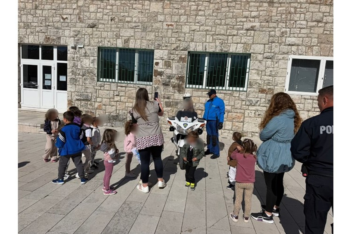 Imotski policajci posjetili vrtić u Zagvozdu