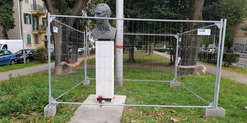 POPRAVLJENO: Spomenik Radi Končaru ponovno na svom mjestu