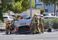 TEŠKA NESREĆA U SPLITU Auto završilo na krovu, na terenu vatrogasci i hitna