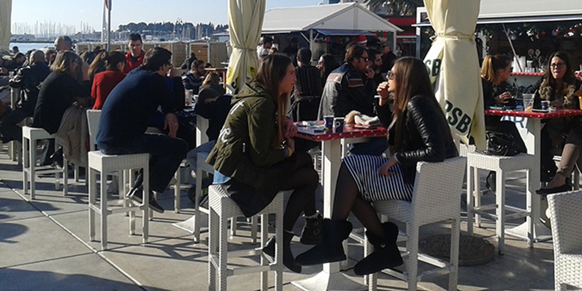 UŽIVO IZ GRADA: Badnjak protječe veselo i raspjevano