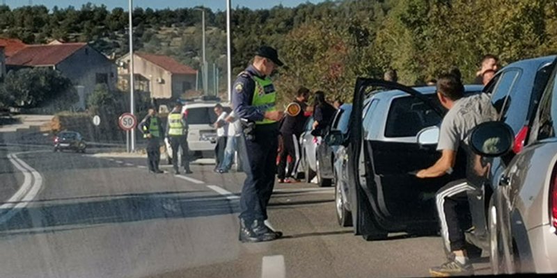VIDEO: Na ulazu u Šibenik policija odvaja automobile sa splitskim tablicama