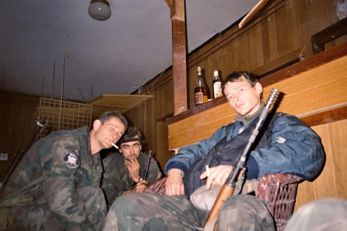 PRIČA NIKICE BURIĆA - SAMOBORCA Vukovarski suborci su ga zvali 'samostalna satnija', a plakali su kada im je naredio da idu u proboj bez njega