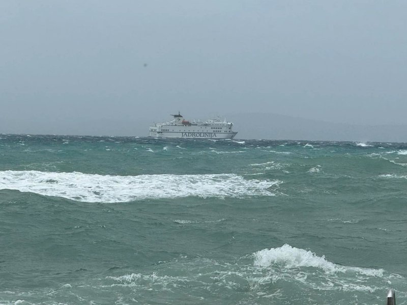 Vjetar 'privezao' katamarane, trajekte i brodove