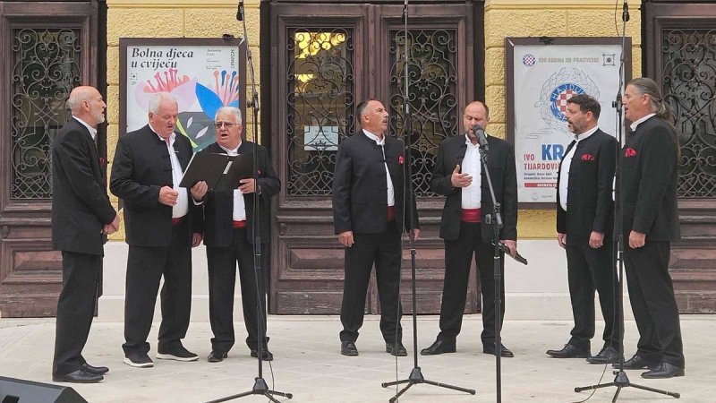 Večer tradicije u srcu Splita: Pučki pjevači oduševili publiku ispred HNK