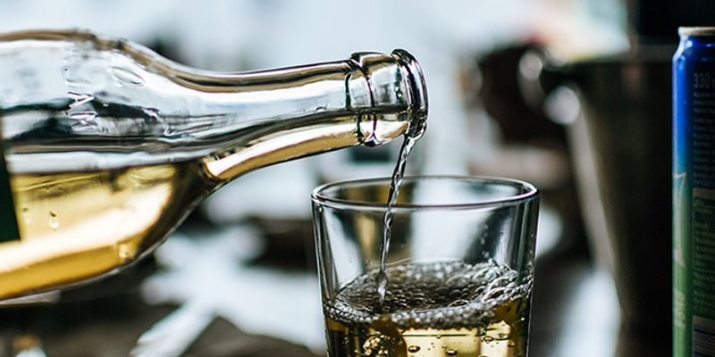 SCENA U TROGIRU Pijana Britanka ugrizla policajca za ruku, izmjerili joj više od dva promila