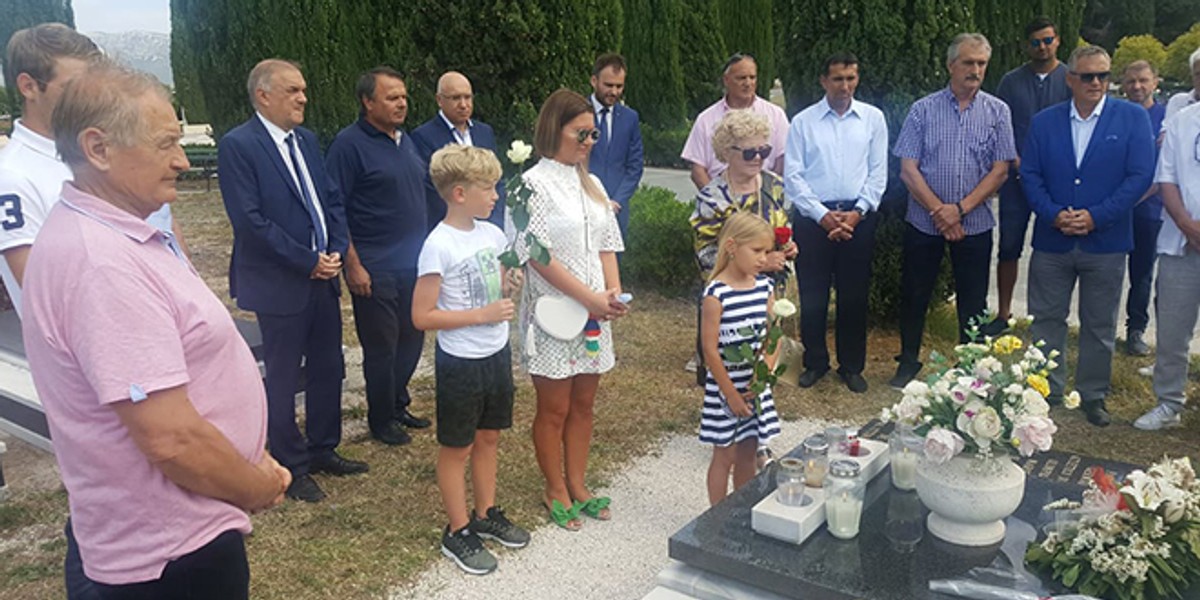 DANAS BI NAVRŠIO 85 GODINA: Delegacija Hajduka, rodbina i veterani na Lovrincu su još jednom odali počast velikom Tomislavu Iviću