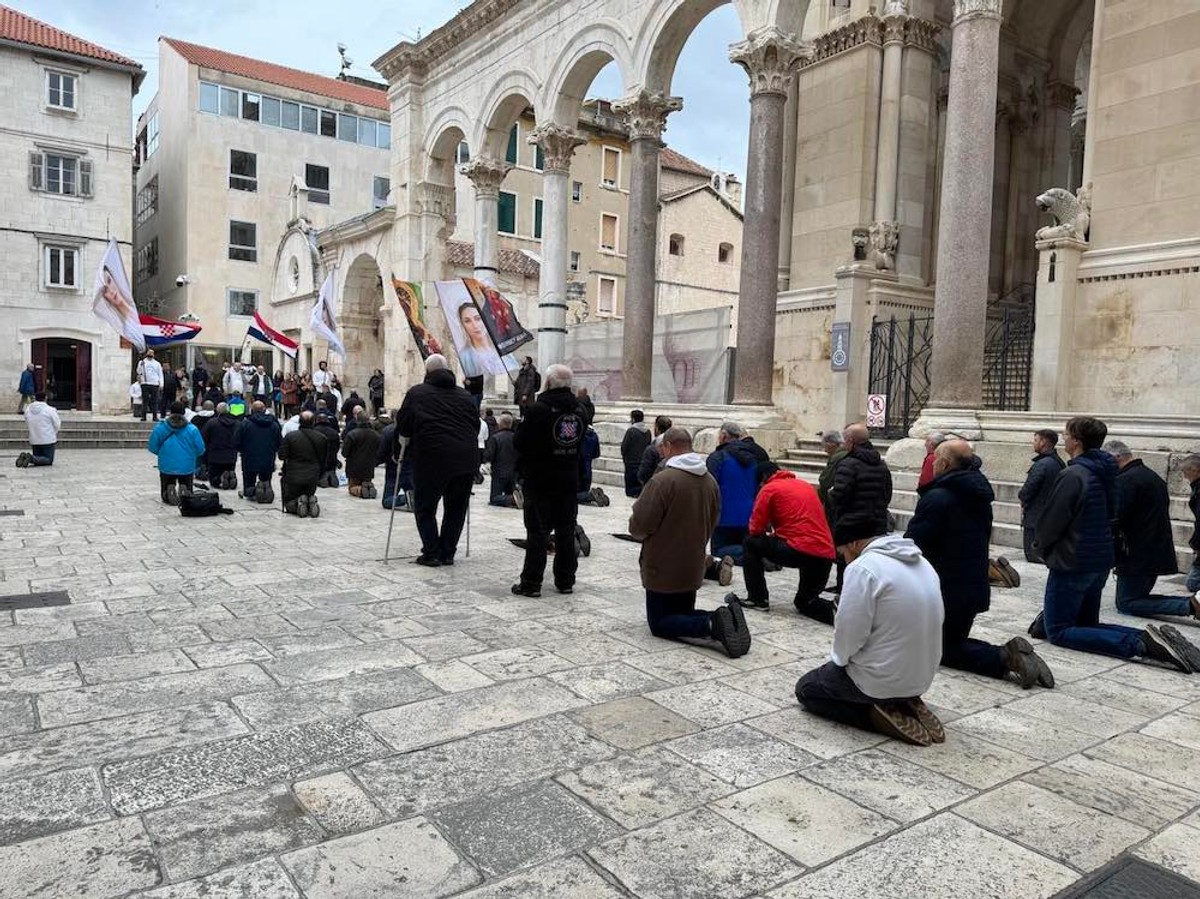 Molitelji na Peristilu