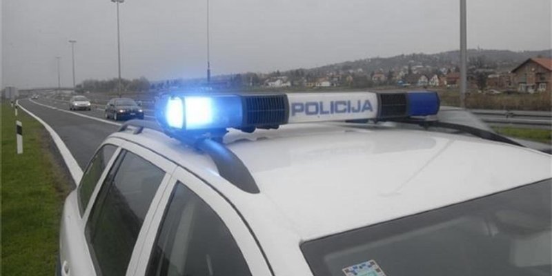 TEŠKA PROMETNA NA DALMATINI Između čvorova Dugopolje i Bisko dva automobila završila na krovu