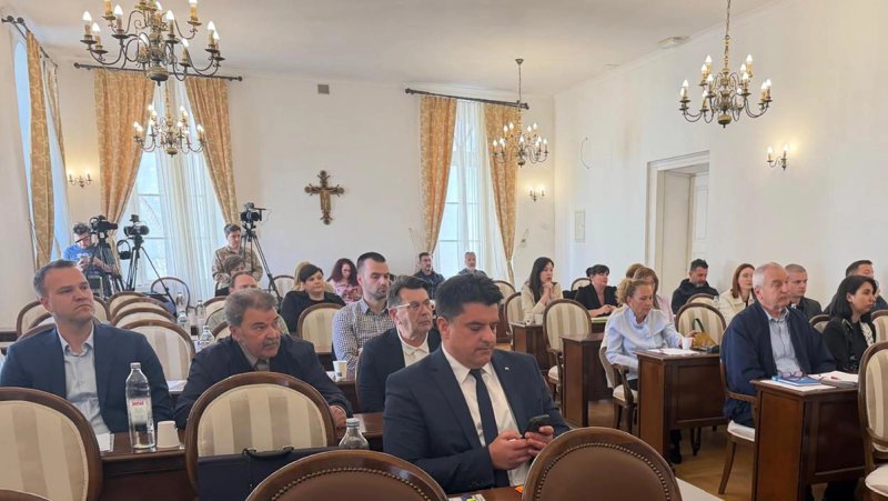 Tematska sjednica o stanju u trogirskim školama: 'Treba vam zemljište za gradnju nove? Imam ja 9000 kvadrata, uzmite ih!'