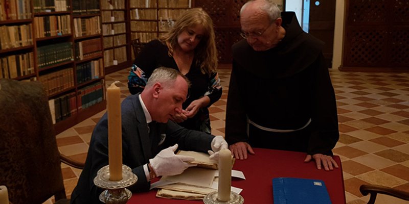 Fra Veselko Grubišić splitskom gradonačelniku pokazao originalni primjerak Judite star gotovo 500 godina