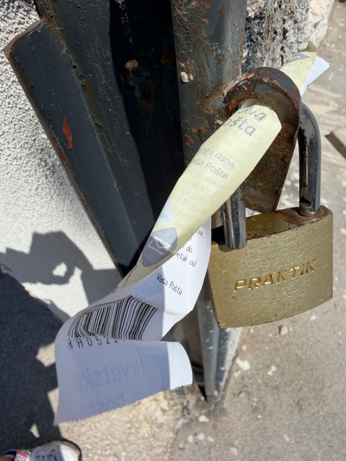 FOTO-UBOD Poštar nije mogao uručiti pošiljku Kerumu, ostavio poruku...
