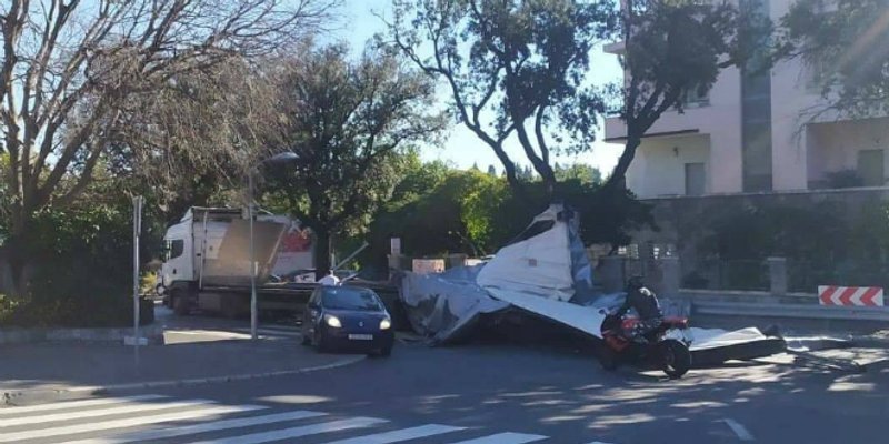 NOVI PROBLEMI U SPLITU Kamion udario u stablo na Mejama, teret se rasuo po cesti, pogledajte video