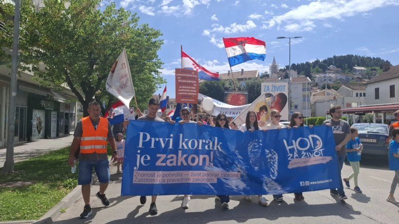 Održan Hod za život, obitelj i Hrvatsku u Metkoviću: Sudionici pozvali na zakonsku zaštitu života od začeća