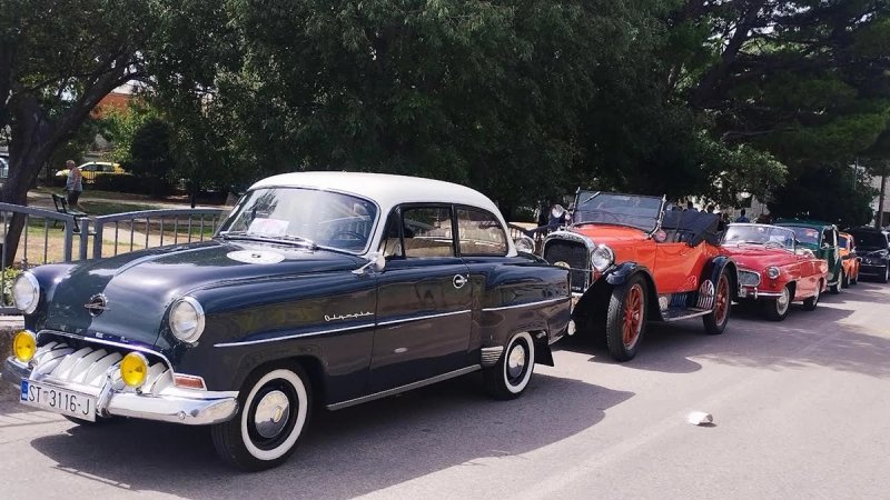 FOTOGALERIJA Održan Međunarodni oldtimer auto-moto susret u Solinu