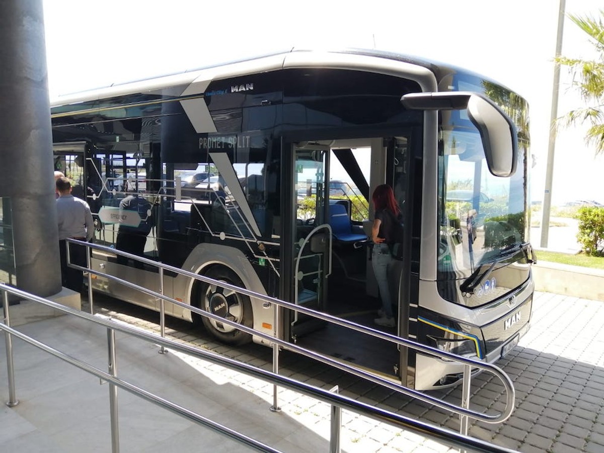 SPREMNI ZA PRIJAVU Autobus na električni pogon na splitskim ulicama
