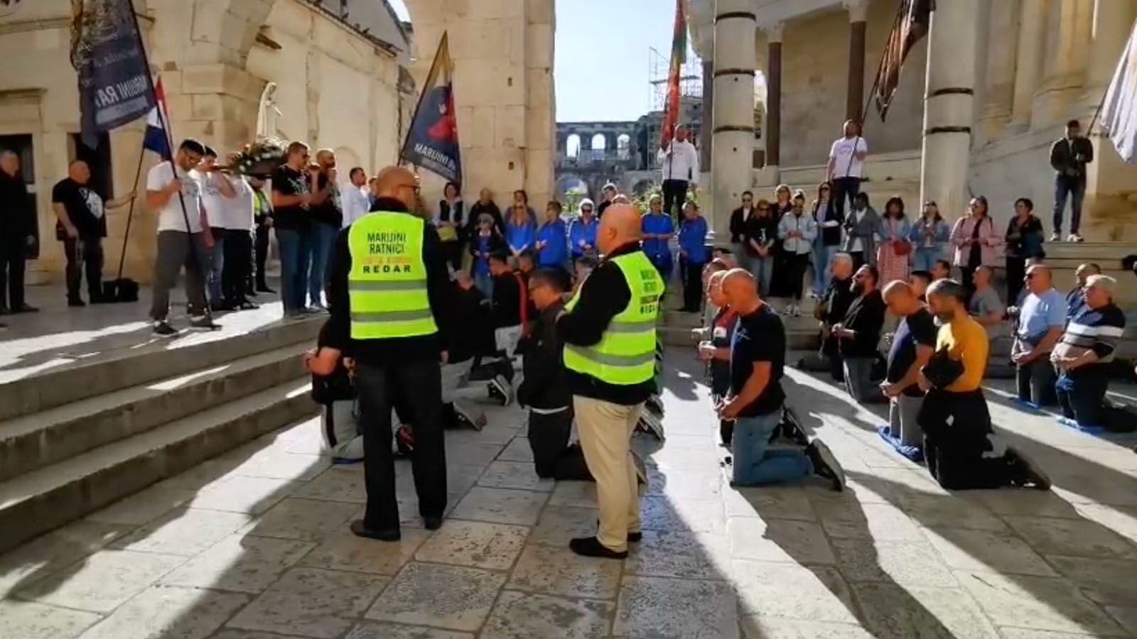 VIDEO Molitelji na Peristilu privukli pažnju brojnih turista