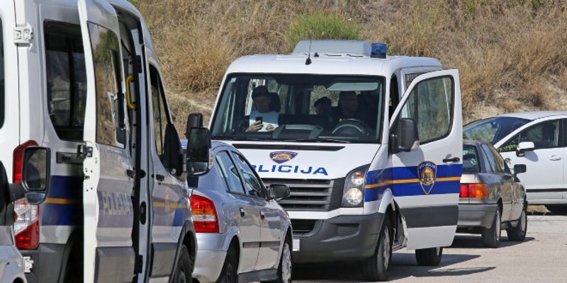 UHIĆEN DIVLJAK Pijan Touaregom skrivio čak tri prometne u Kaštelima, zaustavio ga je rasvjetni stup