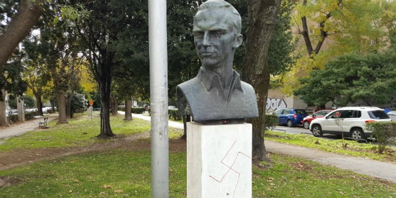 OPET PO RADI: Na spomeniku Končaru na Bačvicama nacrtan kukasti križ