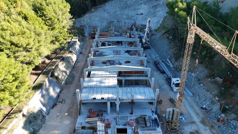 FOTO/VIDEO Grede teške 16 tona postavljaju se na krov pročistača pitke vode Jadro