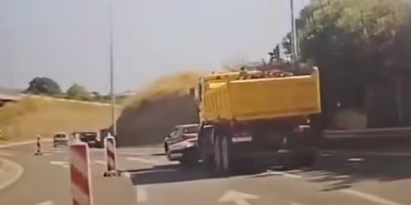 VIDEO Kamion pokupio i gurao auto na kružnom toku u Splitu