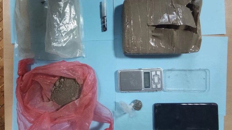 Policija u stanu poznatog dilera u Splitu pronašla hrpu droge i muškarca za kojim se tragalo! 