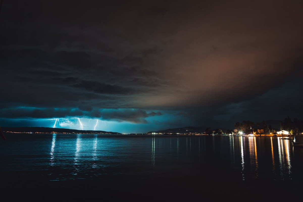 IMPRESIVAN PRIZOR Munje osvijetlile nebo prema Trogiru
