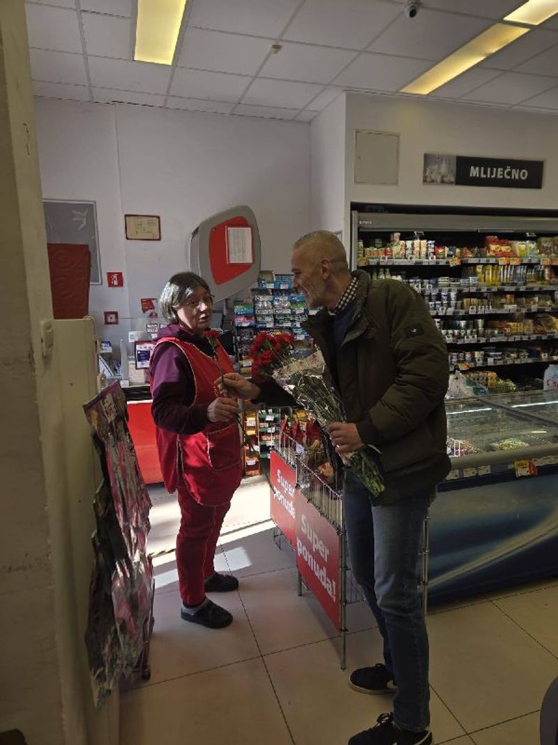 GRIPE Predsjednik kotara Pilko dijelio karanfile
