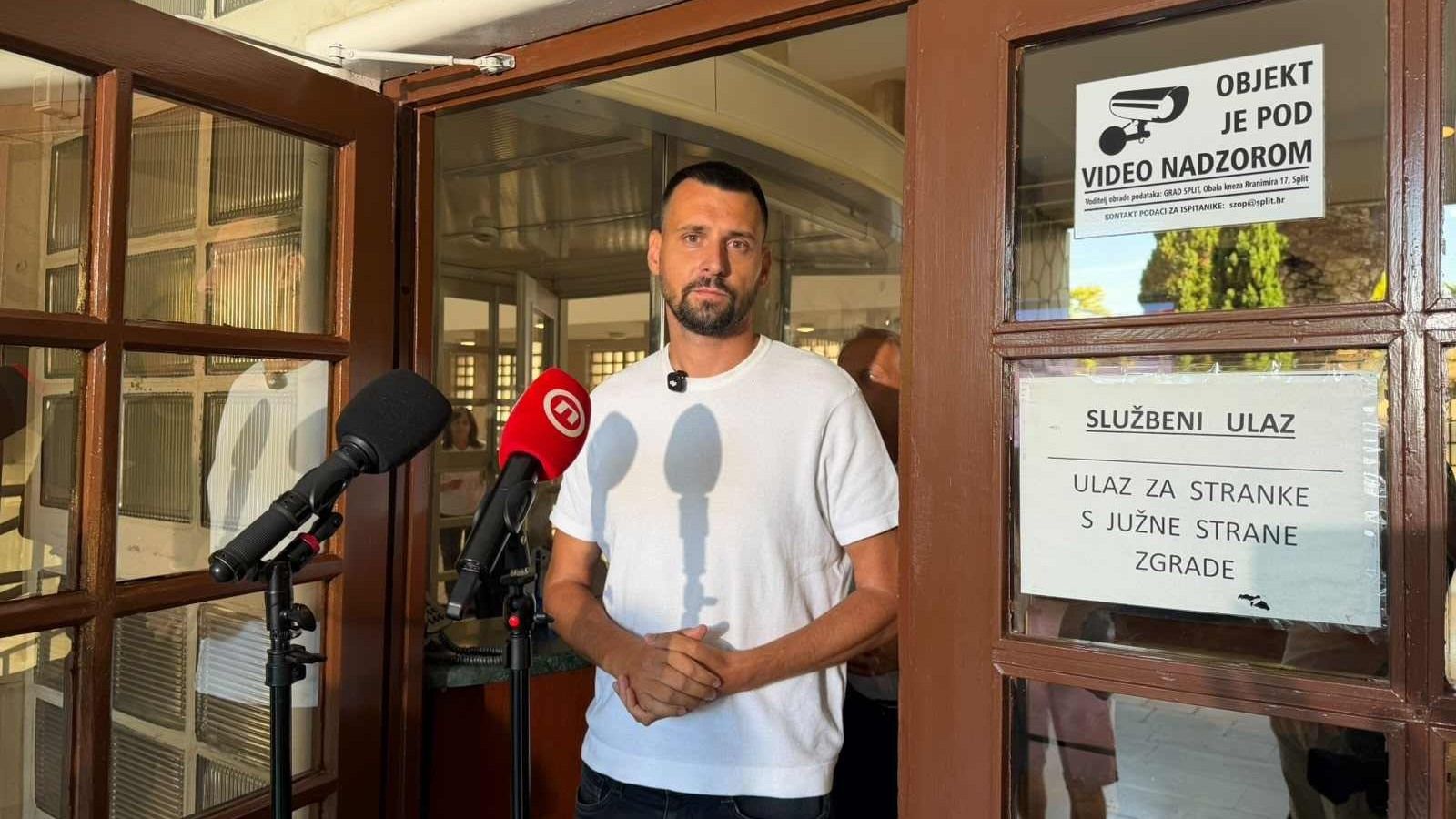 Ivošević sazvao konferenciju, a onda je uslijedio neočekivan prizor: On u Banovini, novinari pred vratima