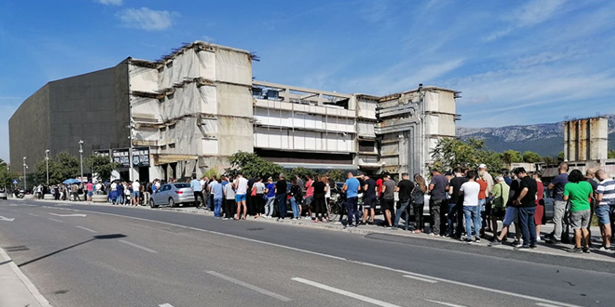 GUŽVA KOD ARENE Blagajna još nije otvorena, a red je ogroman: 'Ovdje smo od 7 ujutro'