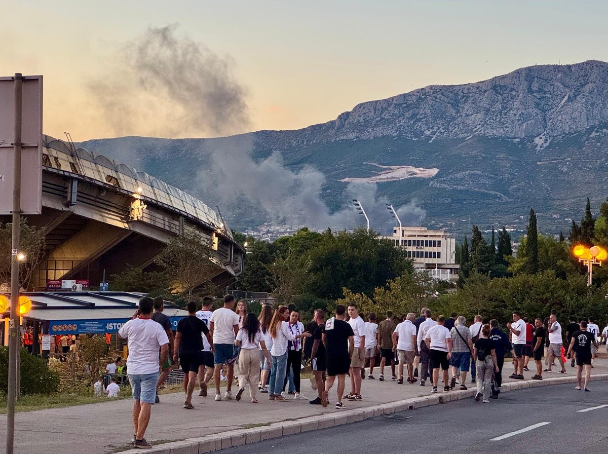 Gori u Kaštel Sućurcu