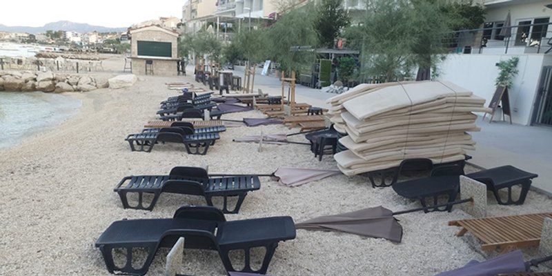 PODSTRANA: Komunalni redari u akciji 'čišćenja' ostavljenih ležaljki i suncobrana s plaža