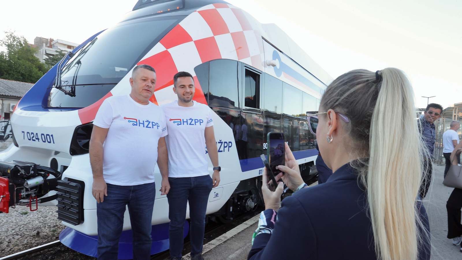 FOTO/VIDEO Prvi elektrodizelski vlak krenuo iz Splita: Može razviti brzinu 160 na sat, ali do Zagreba vozi sedam i pol sati