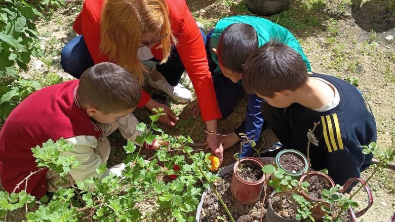 FOTO: Tradicionalnom proljetnom uređenju Vrtla u Dominisovoj pomogli i učenici OŠ Dobri