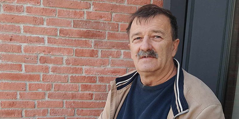 On zna kako se osjeća čovjek kada spasi tuđi život. I kako se sruši svijet kada ti prijatelj umre na rukama...