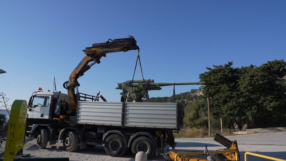 Postavljanje topa na Kašjunima | foto: Radomir Đurđević