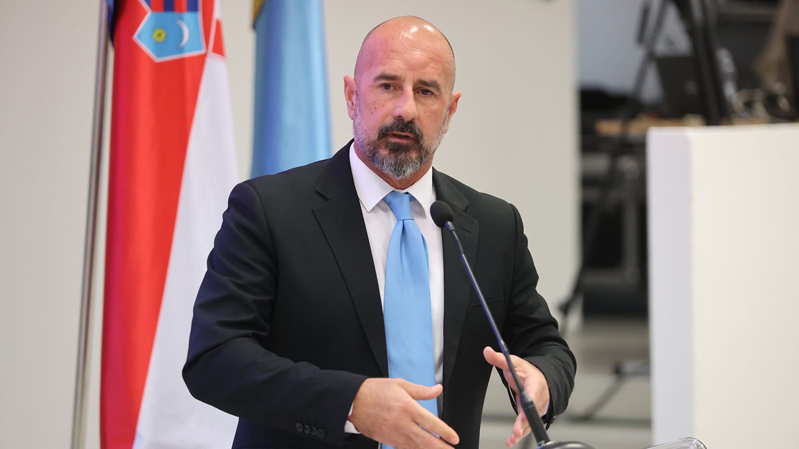 Jozipović prozvao državu zbog kampa u Baškom Polju: Darija Šimića privode zbog sedam kućica, a ovdje ih je 276