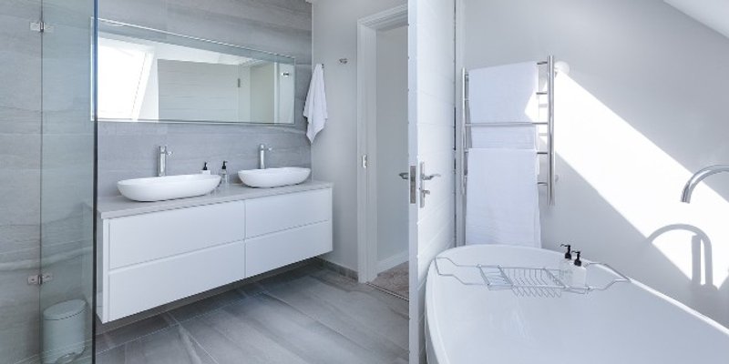 Kako najbrže i najlakše očistiti staklene površine u kupaonici od kamenca?