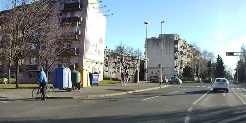 VIDEO Frontalni sudar biciklista na nogostupu