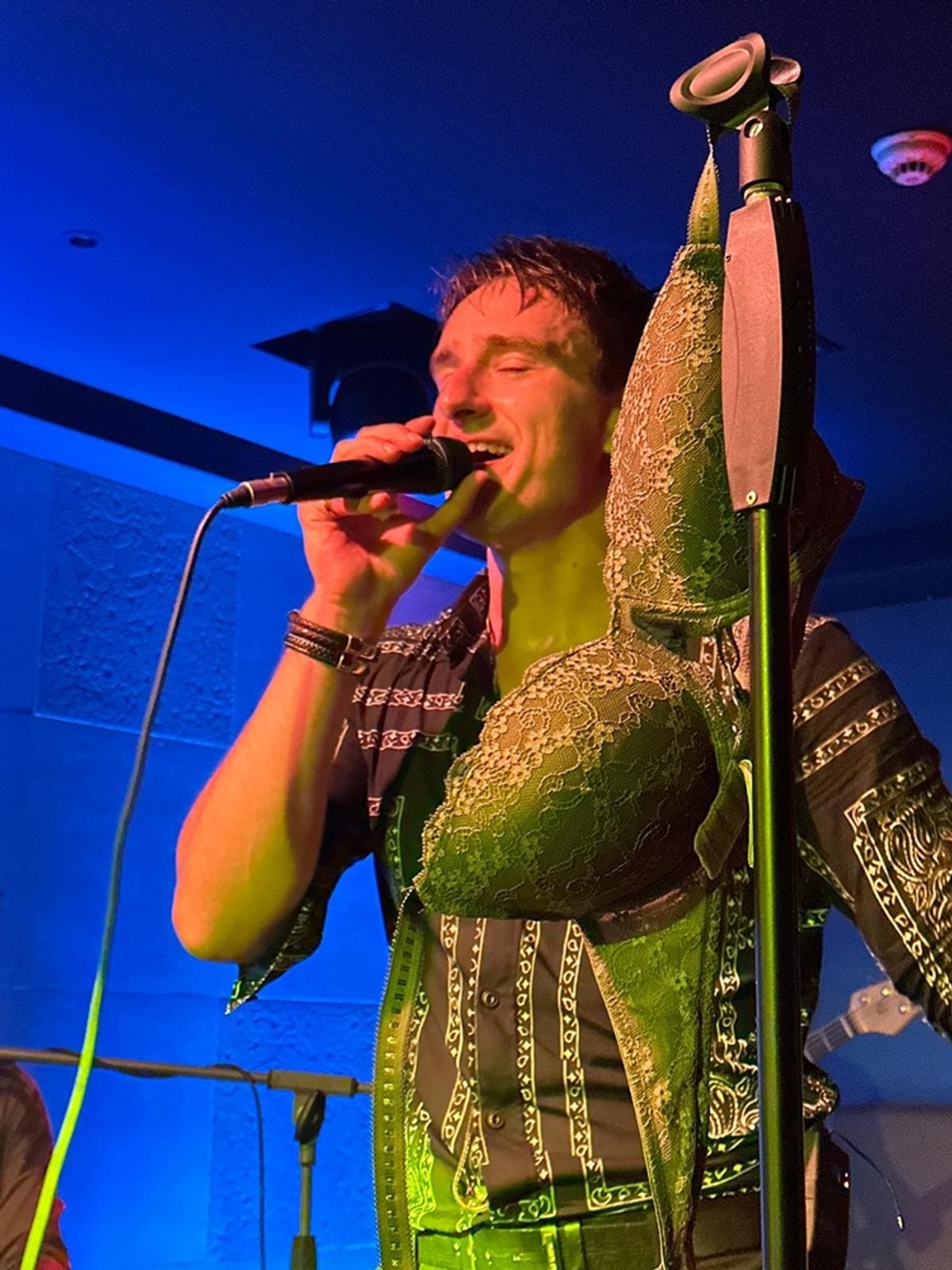 FOTO Splićanke bacale grudnjake na mostarskog pjevača Adija Šošu