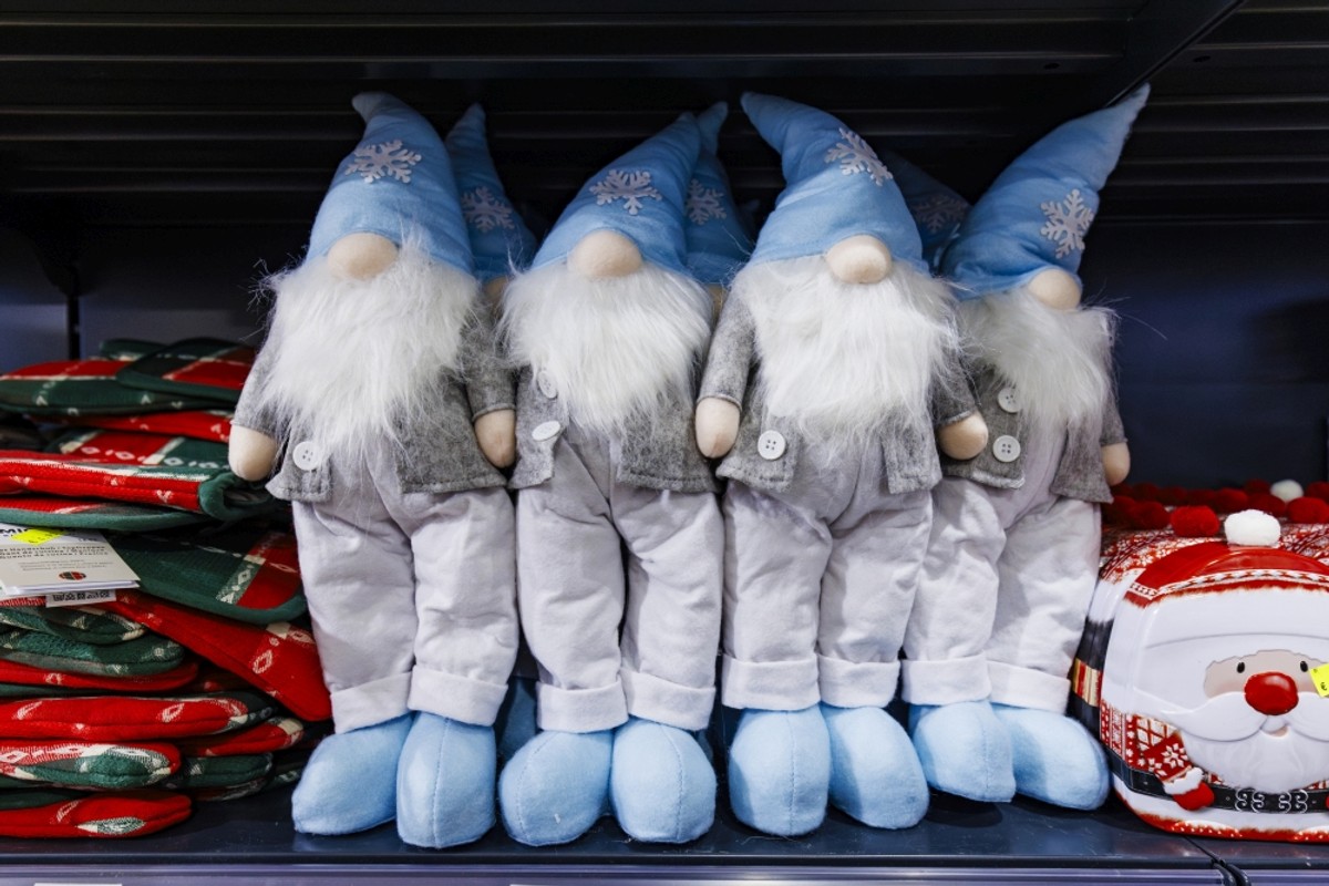 Božićna groznica trese Dalmaciju: U kaštelanskom outletu krenuo Black Friday! Božićni asortiman na 50% popusta, a na rasprodaji su stabla maslina i limuna