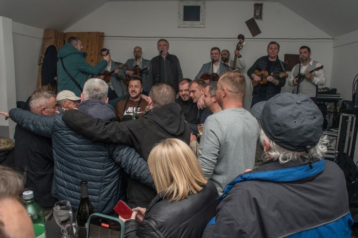 Škoro počastio selo | foto: Domagoj Topić