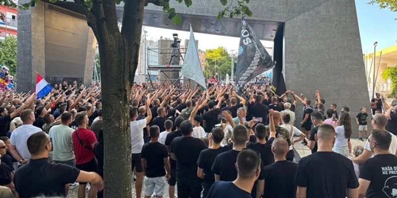 VIDEO: Ulicama Knina odjekivalo 'Mi Hrvati ne pijemo vina...', upaljene su bengalke, grunuli topovski udari