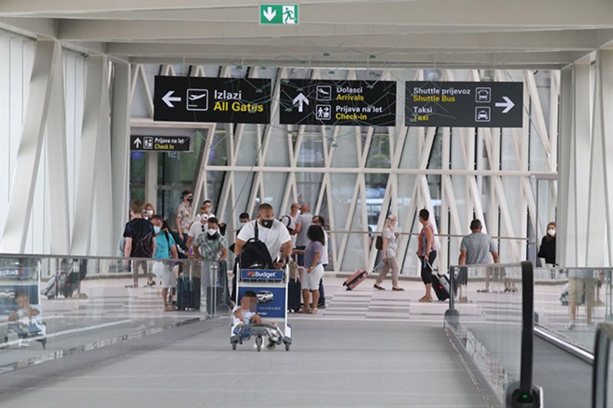 DALEKO OD OLTARA Prste dalje od našeg aerodroma!