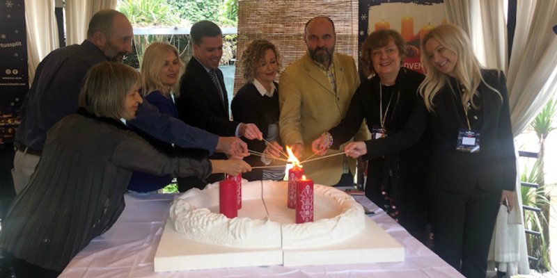 GASTROADVENT Radijski novinari zapalili drugu svijeću na kamenom adventskom vijencu