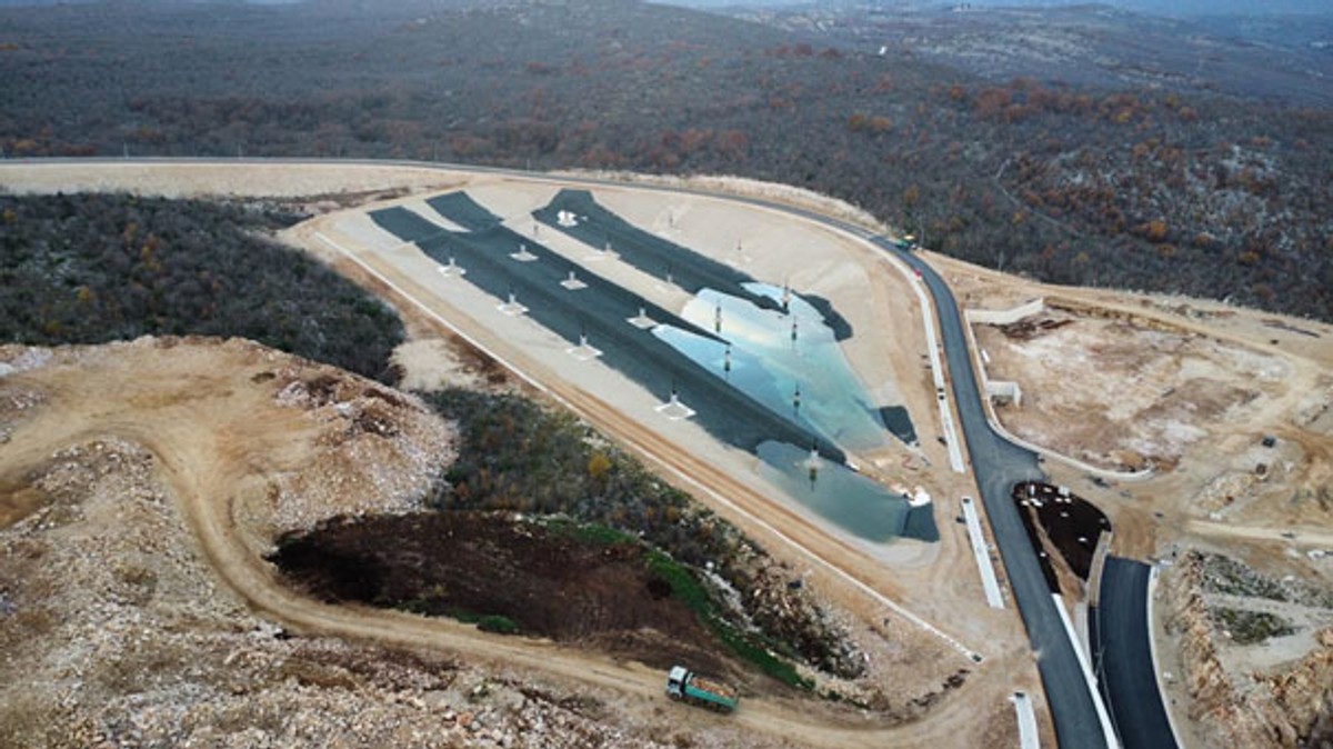 DI JE ZAPELO? Katastrofa na pomolu: Centar za gospodarenje otpadom u Lećevici neće biti dovršen prije 2028. godine!