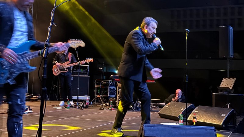 FOTO/VIDEO: HARI MATA HARI NA GRIPAMA Koncert završio pjesmom simboličnog imena