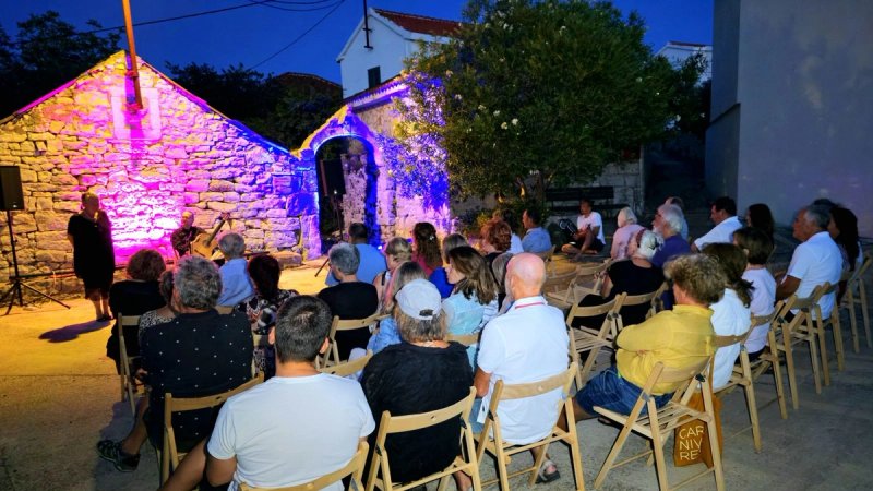 FOTOGALERIJA Koncert Nevena Hrustića oduševio publiku na povijesnom Brcu u Velom Drveniku