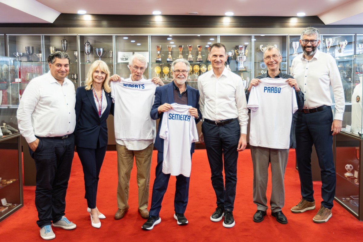 Nobelovci Svante Paabo, Gregg Semenza, Richard Roberts i Dragan Primorac s vodstvom HNK Hajduk tijekom održavanja kongresa Nobelovaca u Splito u ljeto 2024.