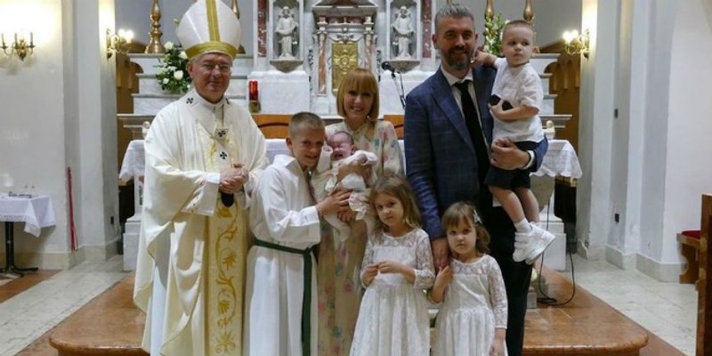 Nadbiskup Barišić krstio malu Mariju, peto dijete u obitelji Stipe Pletikose