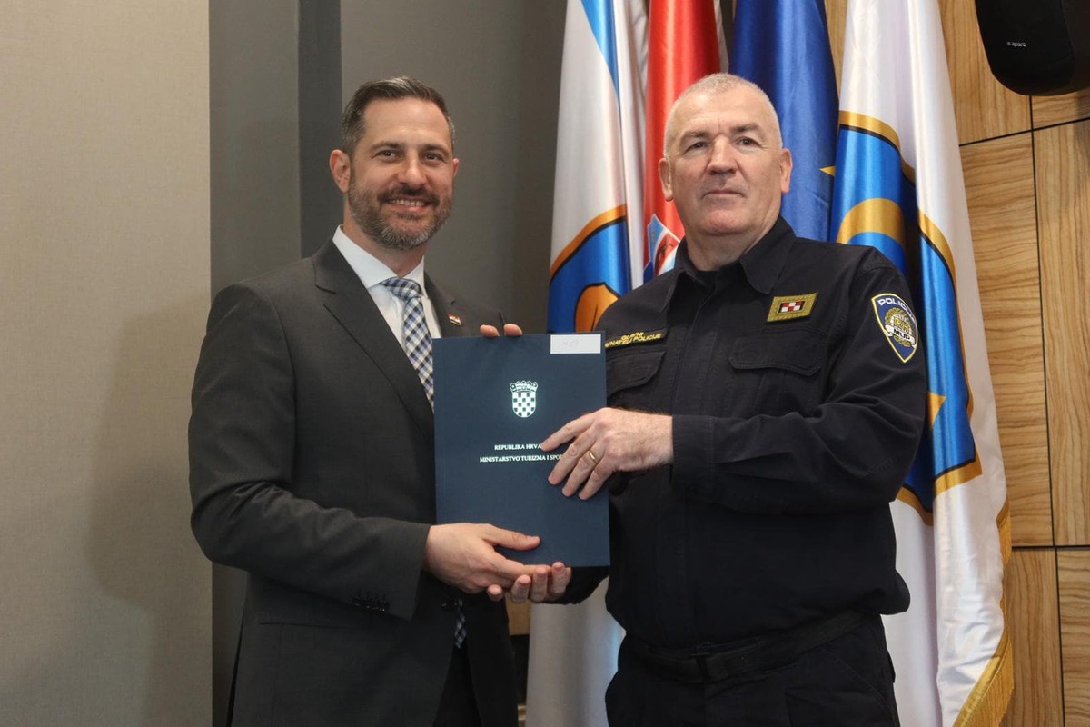 Ministar Glavina u pripremama za sezonu, uručio ugovore vrijedne više od milijun eura